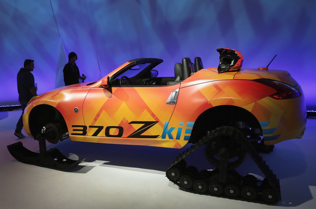 Nissan memperkenalkan 370 Z Tracked concept yang menyasar komunitas penggemar extreme sport.