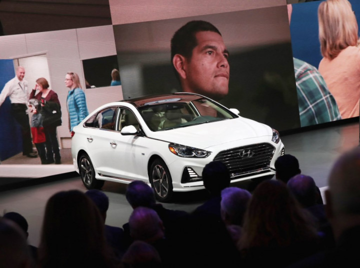 Hyundai Sonata Hybrid 2019 dengan harga lebih kompetitif mencoba menyaingi Toyota Camry dan Honda Accord yang merupakan sedan terlaris di AS.