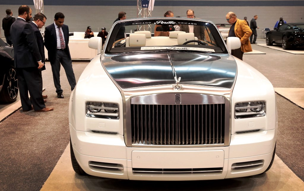 Rolls-Royce menawarkan versi terendah Phantom Drophead Coupe yang bertenaga 453 daya kuda seharga USD 492 ribu. 