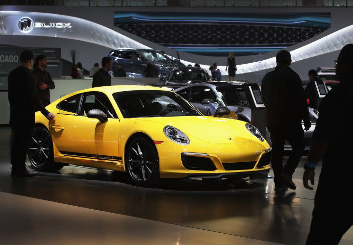 Generasi terbaru Porsche Carrera T ini ditawarkan hanya USD 111 ribu. Porsche dikenal sebagai sportcar murah tapi nggak murahan. 