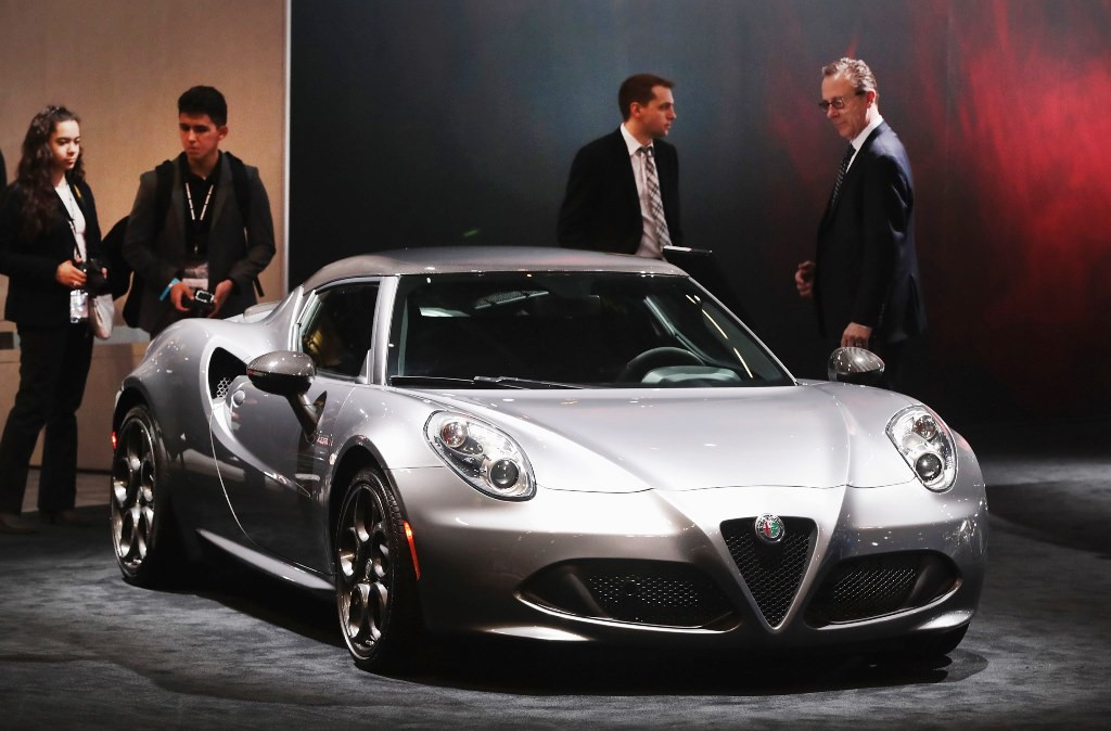 Alfa Romeo 4C Spider juga tersedia versi murahnya. Harganya ditawarkan dengan mulai USD 65 ribu.