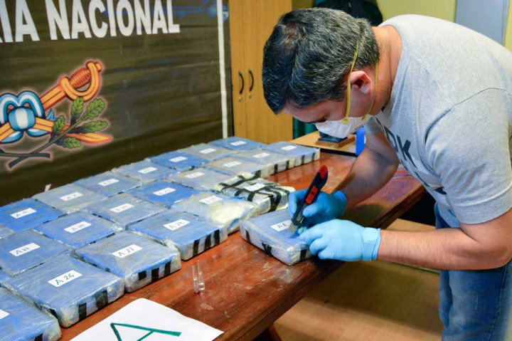 Polisi melakukan pengecekan barang bukti kokain yang ditemukan di Kedubes Rusia di Buenos Aires. Sekitar 400 kg kokain ditemukan dalam operasi yang memakan waktu sekitar 2 bulan.