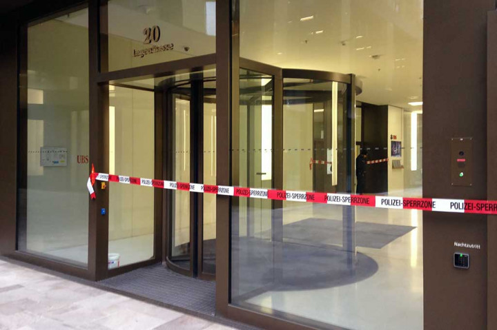 Garis polisi membentang di sekitar tempat kejadian penembakan di dekat Gedung Kantor Bank Swiss, UBS, Zurich, Jumat, 23 Februari 2018.