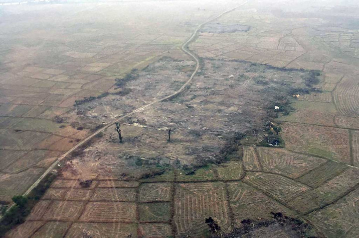 Gerakan militer kemudian memaksa hampir 700.000 warga Rohingya mengungsi ke perbatasan Bangladesh. Banyak di antara pengungsi itu menyatakan menyaksikan pembunuhan, pemerkosaan dan pembakaran desa oleh tentara Myanmar.