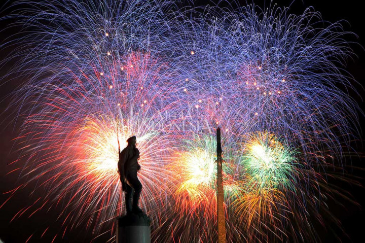 Perayaan ini sudah tiga kali berganti nama, awalnya pada 1919 bernama Hari Tentara Merah, berganti menjadi Hari Tentara Merah dan Angkatan Laut pada 1949, dan kemudian saat jatuhnya Uni Soviet pada 1991 menjadi Hari Pembela Tanah Air. 