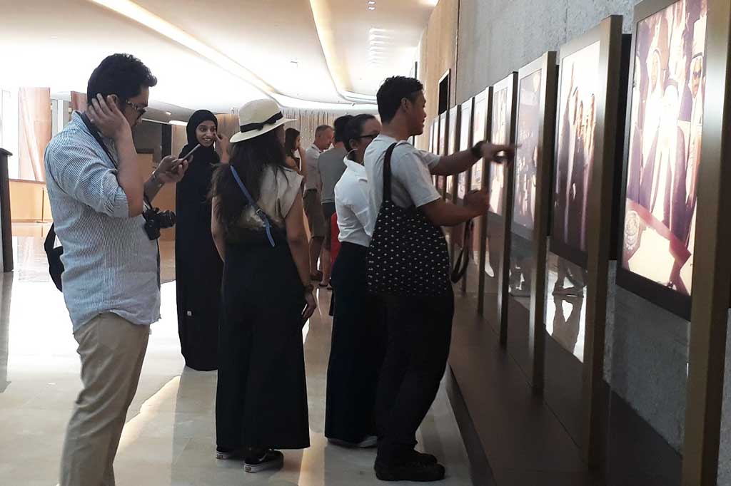 Para pengunjung tengah melihat-lihat koleksi foto yang ada di dalam Museum Etihad.