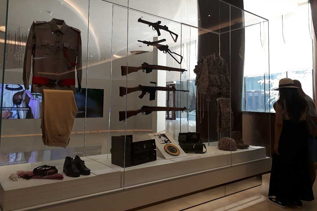 Para pengunjung melihat-lihat koleksi yang ada di dalam Museum Etihad.