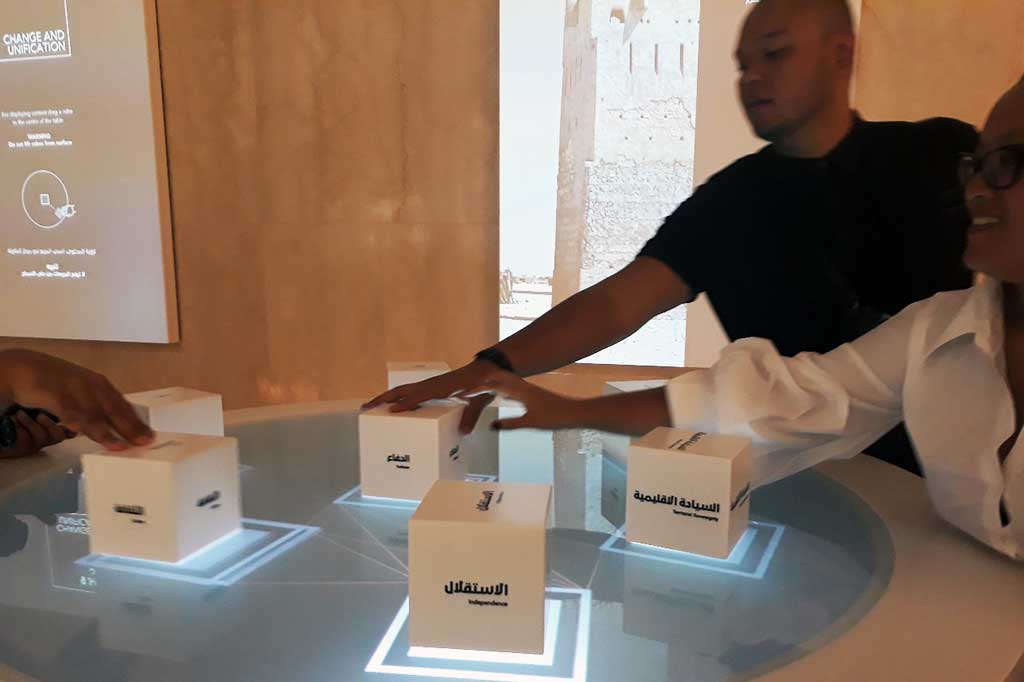 Pengunjung tengah mencoba kotak informasi interaktif yang akan muncul di layar. Setiap Kotak punya informasi berbeda-beda.