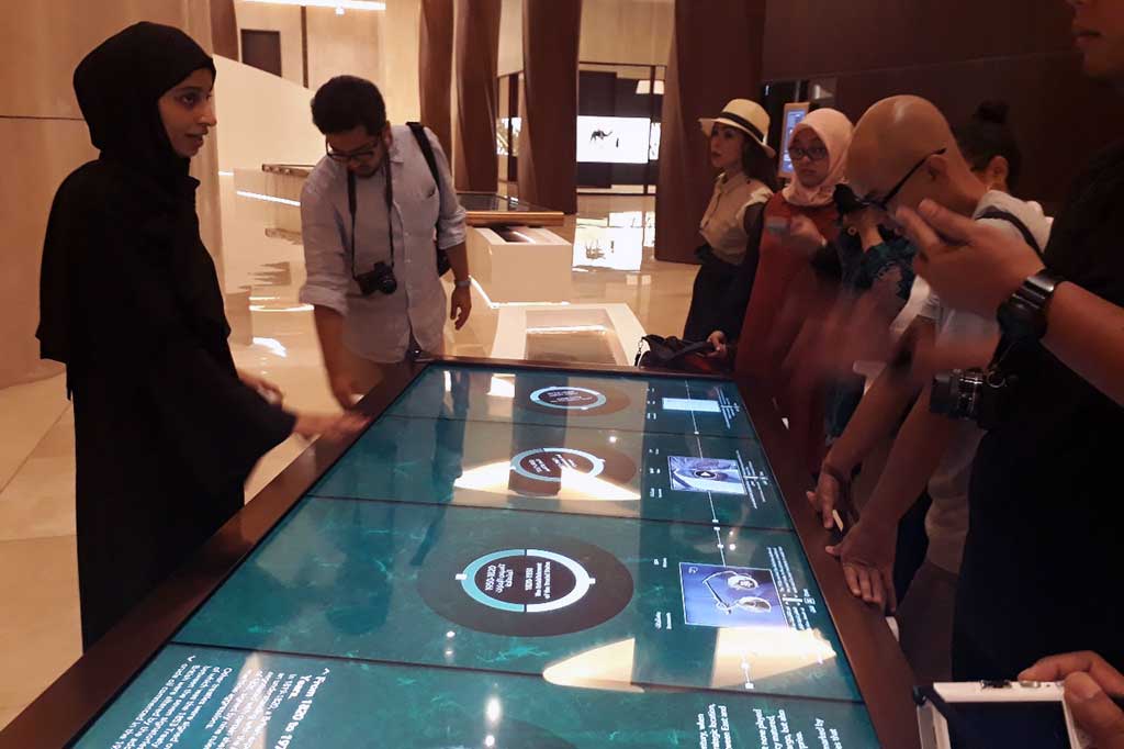 Pengunjung tengah mendapat penjelasan dari petugas museum.