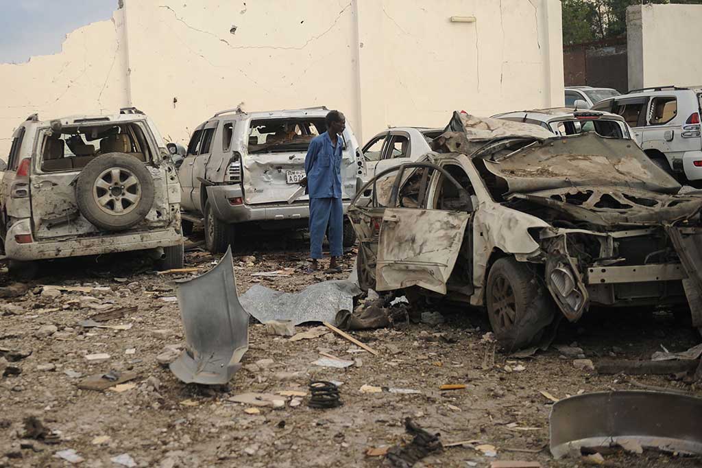 Seorang warga melihat-lihat lokasi ledakan bom mobil bunuh diri di depan Hotel Doorbin, Mogadishu, Sabtu, 24 Februari 2018.