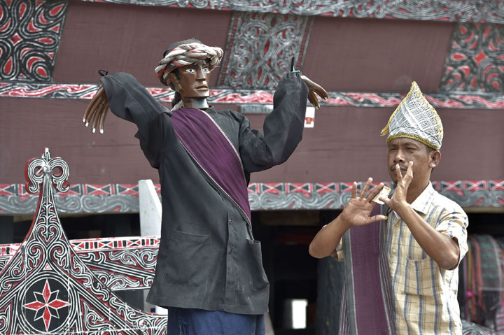 Pertunjukan Sigale Gale telah mengakar ratusan tahun di Pulau Samosir yang berada di tengah Danau Toba, Sumatra Utara. Kisahnya diambil dari cerita turun-temurun dan dipercaya oleh masyarakat Batak setempat. Dikisahkan pada dahulu kala Raja Rahat memiliki putra tunggal bernama Manggale. Sayangnya, sang putra kesayangan gugur di medan perang dan jasadnya tidak ditemukan.