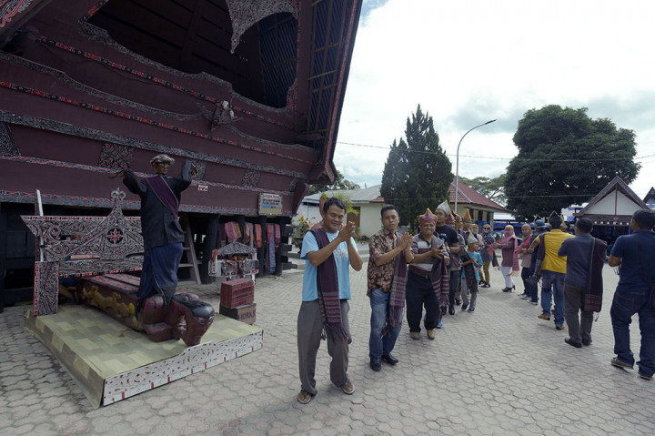 Benang merah Sigale Gale dulu dan kini tetap sama yakni: sang penghibur. Jika dahulu Sigale Gale dipentaskan untuk menghilangkan rasa duka atas kematian anggota keluarga. Kini Sigale Gale berubah menjadi penghibur wisatawan yang mengunjungi Pulau Samosir dan Danau Toba. Seperti yang dipentaskan di Desa Wisata Tomok, yang berdekatan dengan Situs Megalitikum makam batu para Raja Sidabutar.
