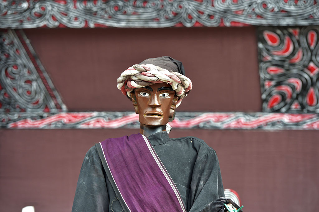 Kesedihan karena kehilangan sang putra membuat Raja Rahat sakit. Dan guna membahagiakan kembali rajanya, para tetua di kerajaan tersebut membuat sebuah patung yang mirip dengan Manggale. Agar patung tersebut 'hidup', para tetua itu memanggil roh Manggale yang membuat patung bisa bergerak. Berkat patung tersebut, Raja Rahat pulih dari sakitnya. Sejak saat itu, masyarakat Batak menyebut patung tersebut sebagai Sigale Gale, yang diambil dari nama Manggale.