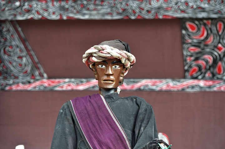 Kesedihan karena kehilangan sang putra membuat Raja Rahat sakit. Dan guna membahagiakan kembali rajanya, para tetua di kerajaan tersebut membuat sebuah patung yang mirip dengan Manggale. Agar patung tersebut 'hidup', para tetua itu memanggil roh Manggale yang membuat patung bisa bergerak. Berkat patung tersebut, Raja Rahat pulih dari sakitnya. Sejak saat itu, masyarakat Batak menyebut patung tersebut sebagai Sigale Gale, yang diambil dari nama Manggale.