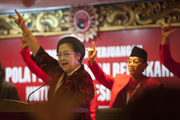 Usai menutup Rakernas Megawati langsung menyerukan kata metal-metal. Kemudian diikuti oleh semua kader PDIP. Ribuan kader partai berlambang banteng moncong putih itu lalu menyanyikan lagu mars kemenangan. 