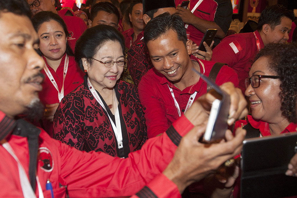 Ketua Umum PDIP Megawati Soekarnoputri berfoto bersama peserta rakernas seusai Penutupan Rakernas III PDIP di Sanur, Bali.
