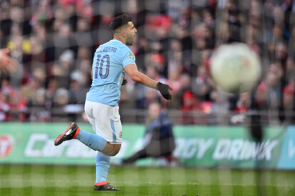 Manchester City langsung tampil menekan sejak menit pertama. City pun mampu membuka keunggulan berkat aksi Sergio Aguero pada menit ke-18.
