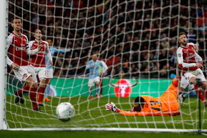 Manchester City semakin tak terbendung dan terus menggempur pertahanan Arsenal. Tujuh menit berselang, giliran David Silva yang merobek jala gawang David Ospina.