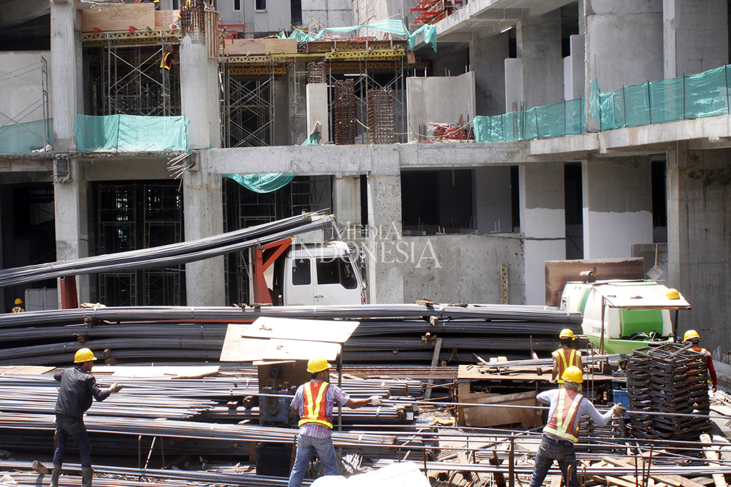 Pekerja menyelesaikan proyek pembangunan Rumah Susun Sewa (Rusunawa) Tingkat Tinggi Pasar Rumput, Jakarta. 
