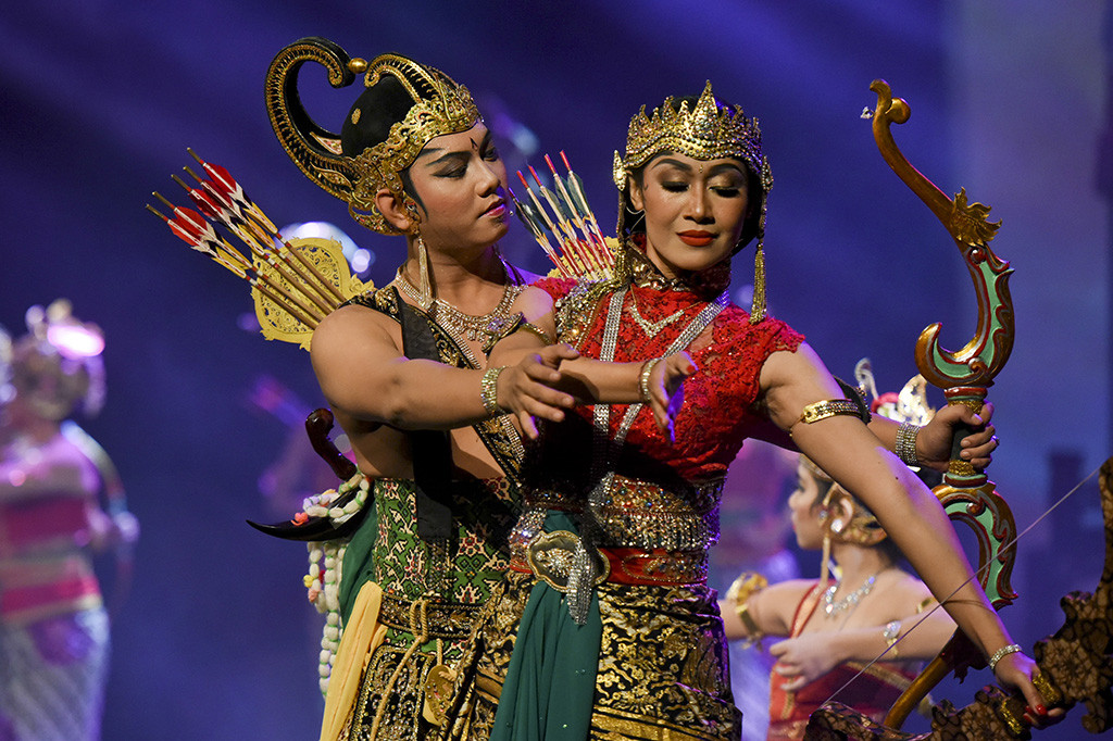 Model Dessy Mulasari berperan sebagai Srikandi dan pemain wayang orang Bharata, Adi berperan sebagai Arjuna saat tampil pada pagelaran Wayang Orang Srikandi Nekat di Teater Besar, Taman Ismail Marzuki, Jakarta.