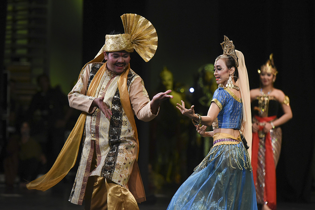 Artis Indra Berkti dan Deasy Novianty tampil pada pagelaran Wayang Orang Srikandi Nekat di Teater Besar, Taman Ismail Marzuki, Jakarta.