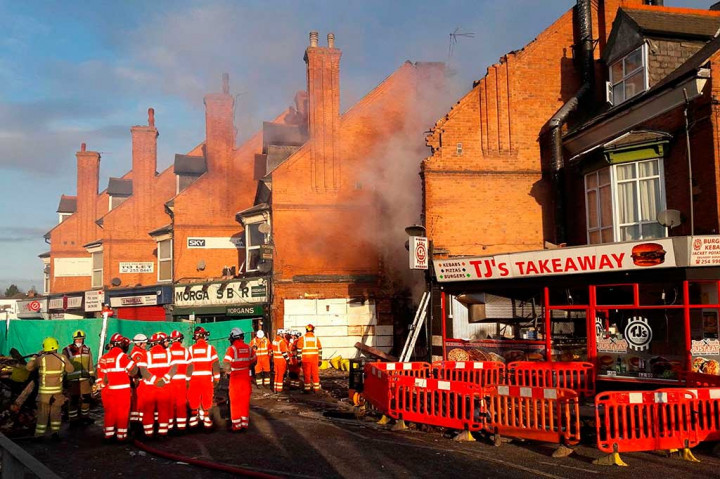 Pemadam kebakaran bekerja keras sepanjang malam untuk mengontrol kebakaran yang mulai menyala setelah ledakan terjadi sekitar pukul 19.00 waktu setempat.