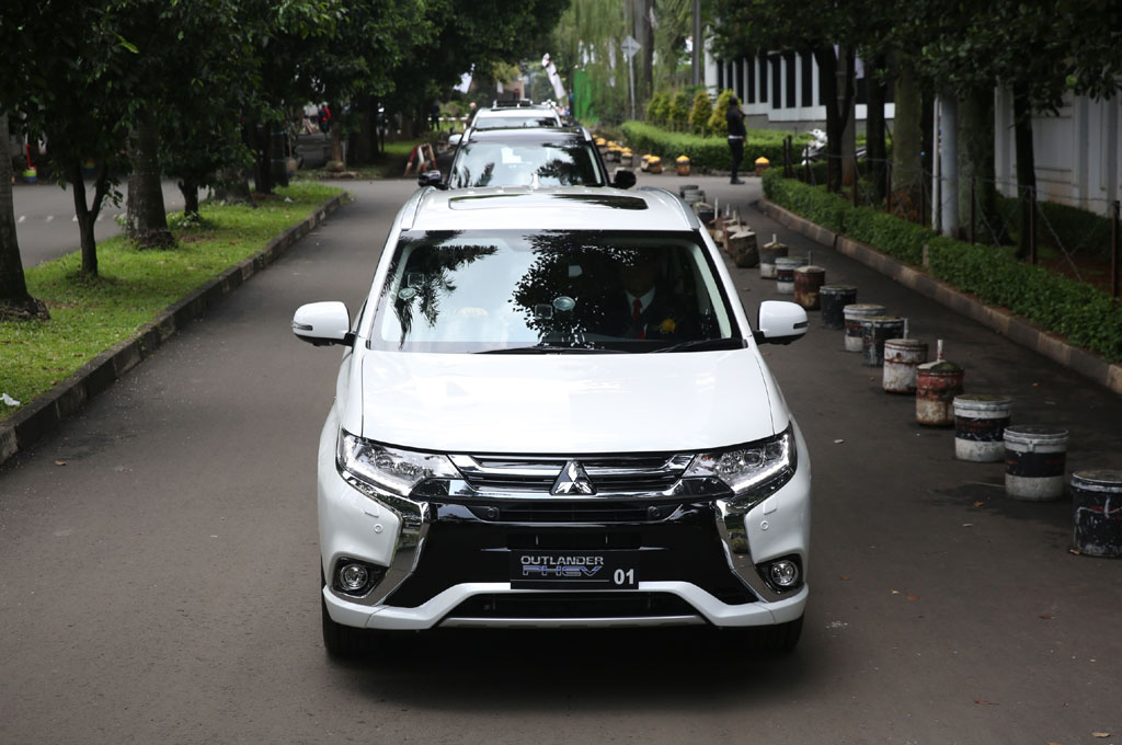 Mitsubishi Outlander PHEV memiliki kecepatan maksimal 200 km/jam dan mampu menempuh jarak 800 km dengan kombinasi bahan bakar bensin dan tenaga listrik, sedangkan jika hanya menggunakan tenaga listrik (full EV) mampu menempuh 55 km.