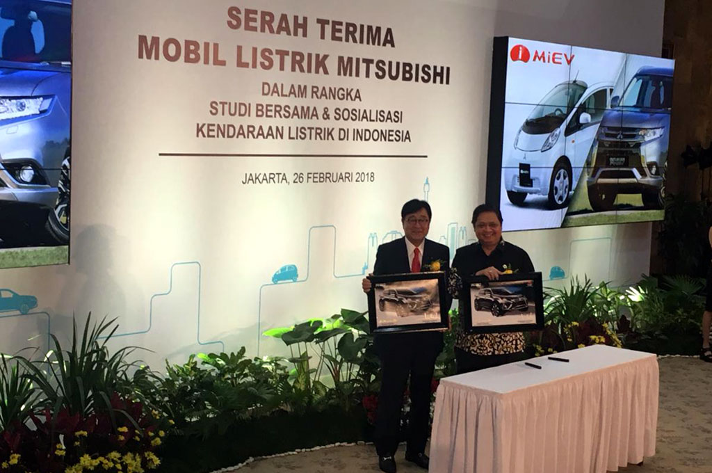 Serah terima 10 unit mobil listrik ini langsung dihadiri oleh CEO Mitsubishi Motors Corporation Osamu Masuko dan Menteri Perindustrian Airlangga Hartarto.