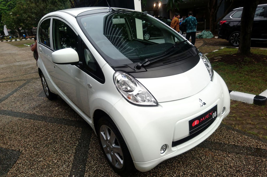 Mitsubishi i-MiEV memiliki kecepatan maksimal 120 km/jam dan jarak tempuh 120 km dengan kondisifull charge listrik.