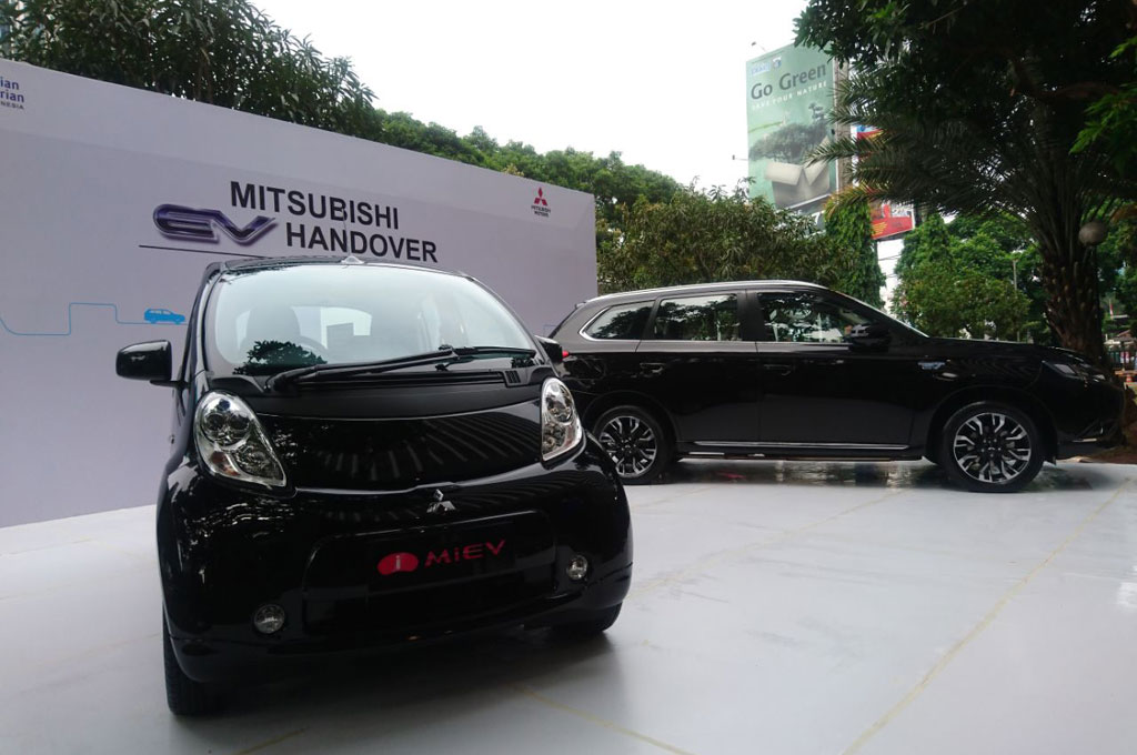 Serah terima berupa delapan unit Mitsubishi Outlander PHEV berteknologi plug-in hybrid dan dua unit i-MiEV berteknologi full listrik.