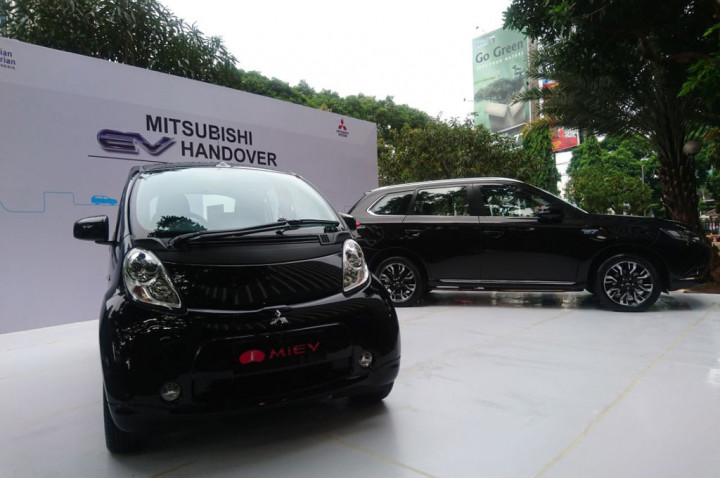 Serah terima berupa delapan unit Mitsubishi Outlander PHEV berteknologi plug-in hybrid dan dua unit i-MiEV berteknologi full listrik.
