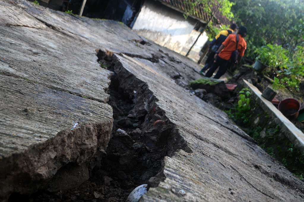 Petugas memantau kawasan yang mengalami kerusakan akibat pergerakan tanah di Desa Cimanintin, Jatinunggal, Kabupaten Sumedang, Jawa Barat, Selasa, 27 Februari 2018. 