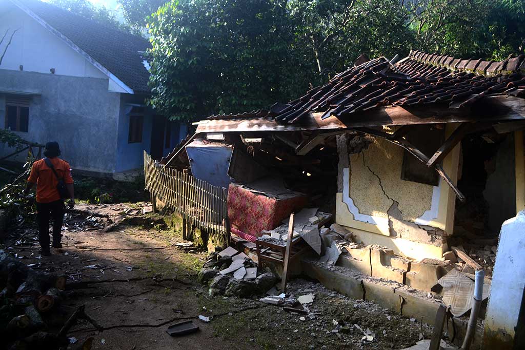 Sebanyak 64 rumah rusak dan 187 warga dievakuasi akibat peristiwa tersebut.