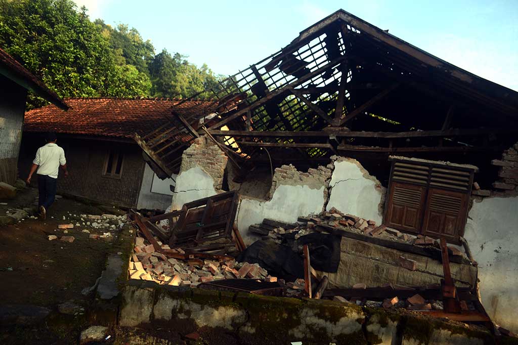 Pergerakan tanah yang terjadi mulai Sabtu, 24 Februari 2018 dini hari tersebut diduga disebabkan curah hujan yang tinggi secara terus menerus selama dua hari.