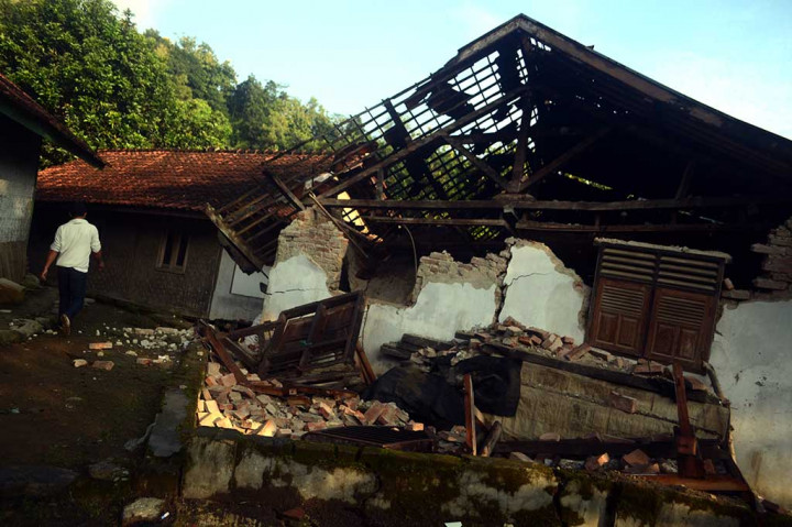 Pergerakan tanah yang terjadi mulai Sabtu, 24 Februari 2018 dini hari tersebut diduga disebabkan curah hujan yang tinggi secara terus menerus selama dua hari.