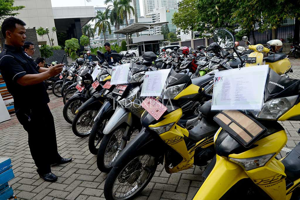 Calon peserta lelang melihat langsung kendaraan operasional inventaris KPK saat open house di Gedung KPK, Rasuna Said, Jakarta, Selasa, 27 Februari 2018.