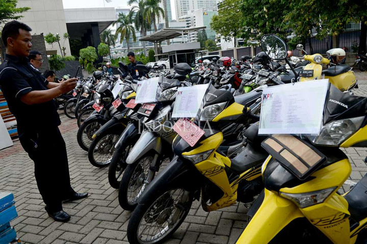 Calon peserta lelang melihat langsung kendaraan operasional inventaris KPK saat open house di Gedung KPK, Rasuna Said, Jakarta, Selasa, 27 Februari 2018.