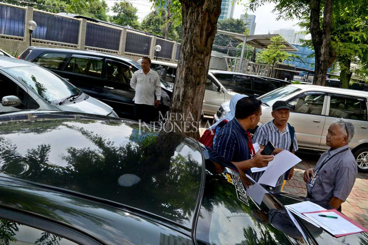 Berdasarkan laman resmi http://kpk.go.id terdapat bebarapa inventaris KPK yang akan dilelang seperti kendaraan roda empat atau mobil Honda Jazz Tahun 2007, Toyota Yaris Tahun 2007, Toyota Kijang Innova Tahun 2006, mobil tahanan Toyota Kijang Tahun 2004, kendaraan roda dua atau motor Honda Tiger Tahun 2007, dan Honda Supra Tahun 2005.