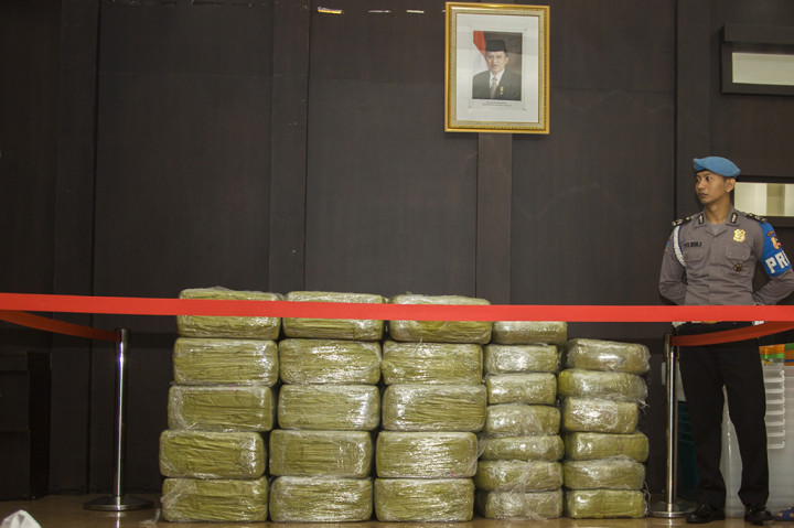 Polisi berhasil membongkar kasus 1,6 ton narkoba asal China yang ditangkap di Batam, Jumat, 23 Februari lalu. Polisi kini sedang memburu bandar narkoba yang mengendalikan pengiriman sabu itu.