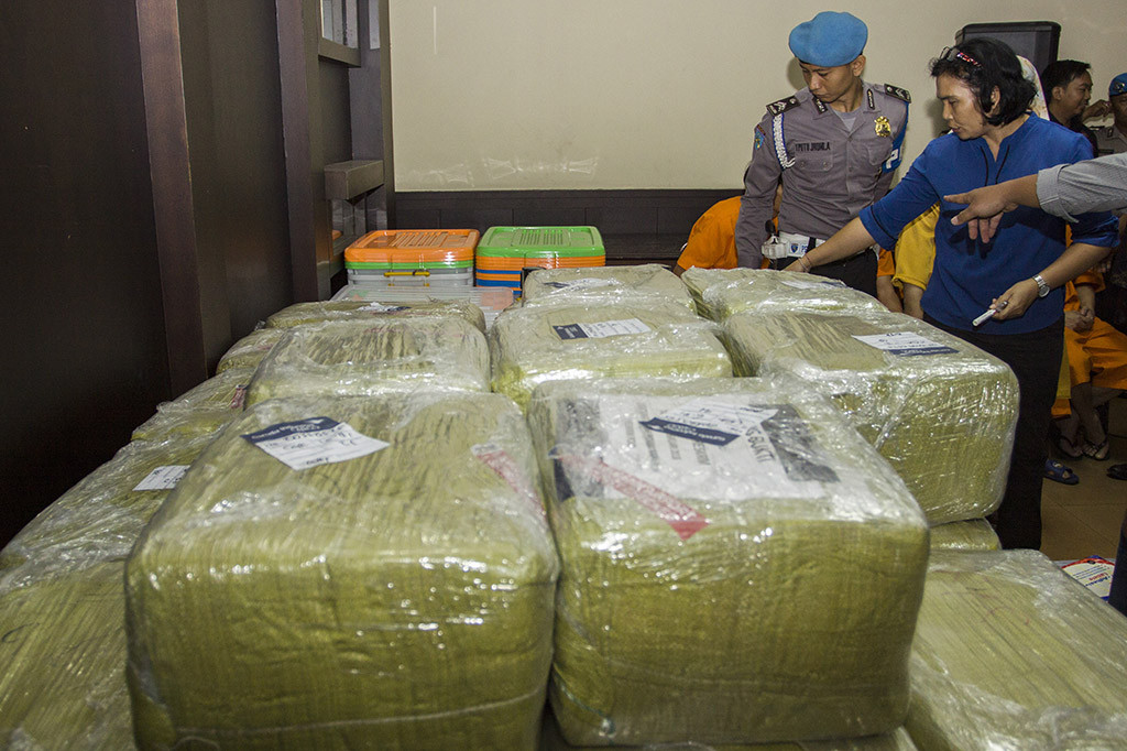 Kepolisian bersama Bea dan Cukai mengamankan empat tersangka dengan barang bukti sabu seberat 1,6 ton yang dibawa menggunakan kapal penangkap ikan MV Min Lian Yu Yun 61870 dari Pelabuhan Lian Ziang, China.