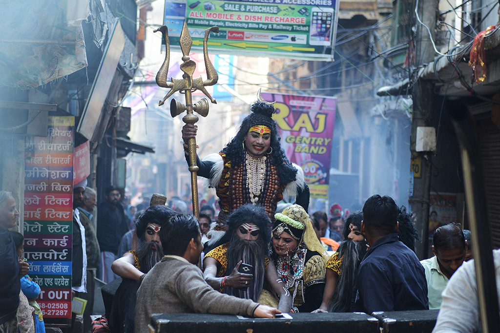 Festival Holi atau yang dikenal dengan Festival Warna menjadi ajang untuk saling berbagi cinta. Festival Holi juga diasosiasikan sebagai bukti cinta abadi dari Dewa Krishna dan istrinya Radha. 