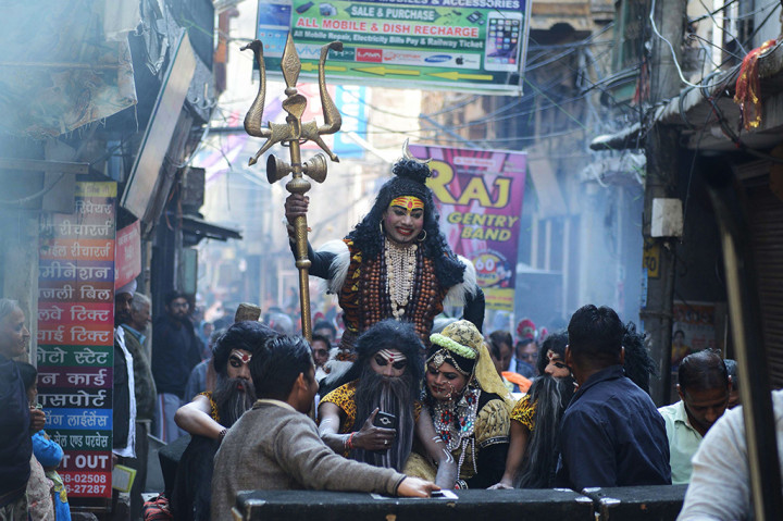 Festival Holi atau yang dikenal dengan Festival Warna menjadi ajang untuk saling berbagi cinta. Festival Holi juga diasosiasikan sebagai bukti cinta abadi dari Dewa Krishna dan istrinya Radha. 