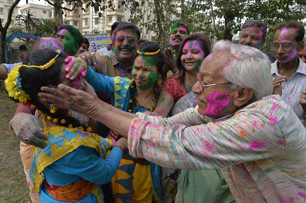 Diceritakan bahwa Krishna yang berkulit gelap cemburu melihat Radha yang memiliki kulit putih dan mengatakan bisa mengubah warna kulit Radha dengan mewarnainya. 