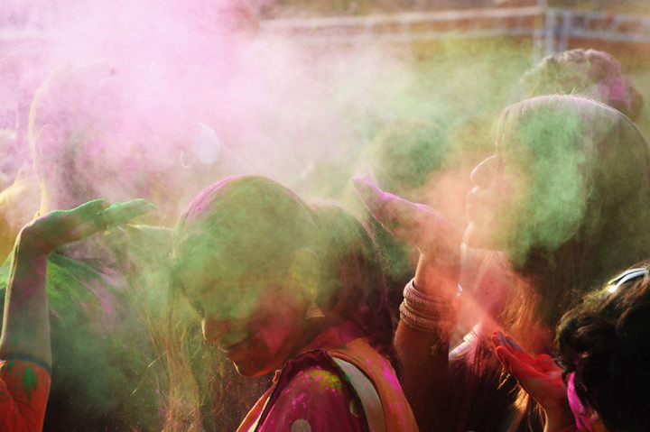 Cara merayakan festival ini yakni dengan melempar bubuk warna-warni kepada siapa pun baik teman, keluarga, orang asing hingga traveler.
