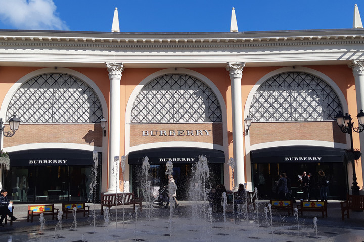 McArthur Glen Castle Romano Designer Outlets adalah pusat perbelanjaan favorit turis di Kota Roma, Italia. 