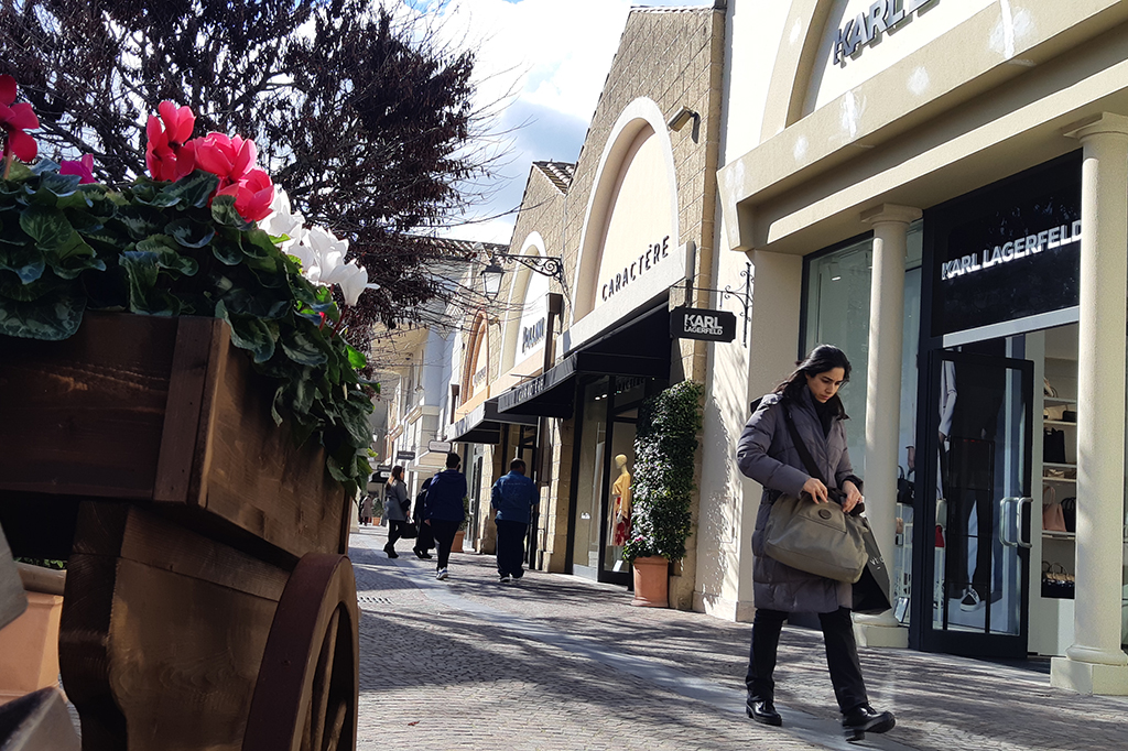 Terdapat 200 brand membuka outlet di pusat belanja yang dapat ditempuh 20 menit dengan mobil dari pusat Kota Roma ini. 