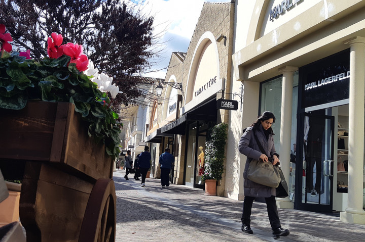 Terdapat 200 brand membuka outlet di pusat belanja yang dapat ditempuh 20 menit dengan mobil dari pusat Kota Roma ini. 