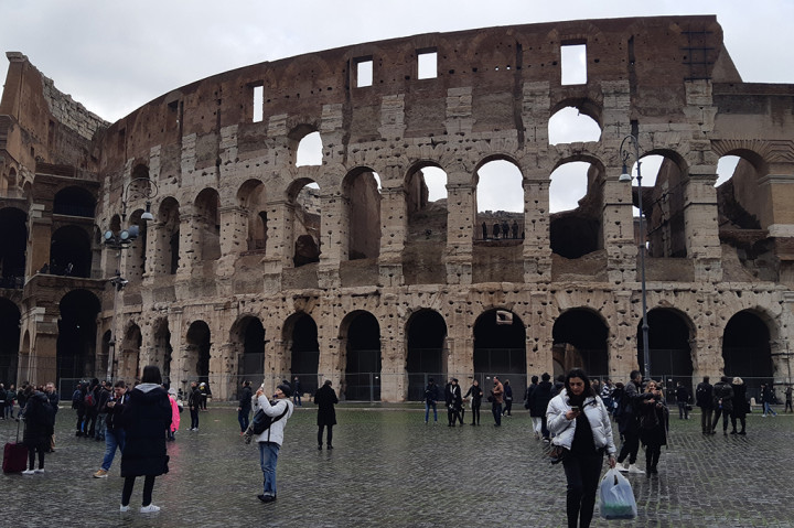 Koloseum menjadi salah satu destinasi wajib bagi pelancong yang mengunjungi Roma, Italia. 
