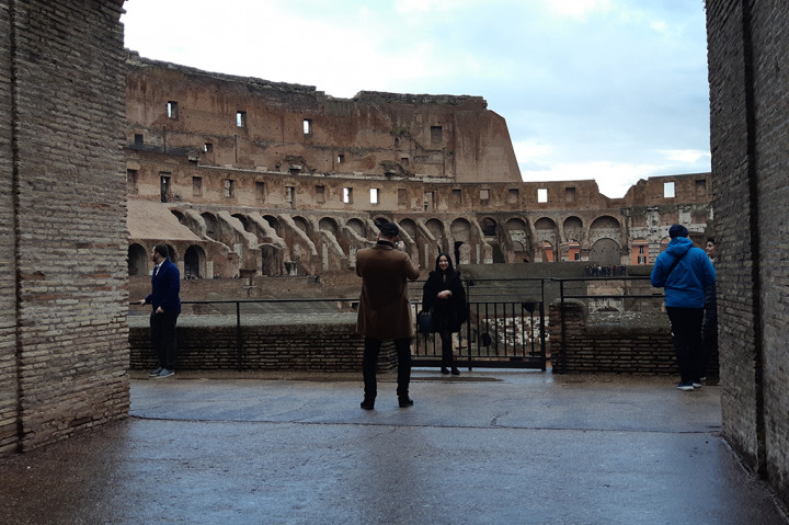Untuk menjaga bangunan, dan keselamatan pengunjung sebagian sisi juga diberi pagar besi dan diberi jaring.