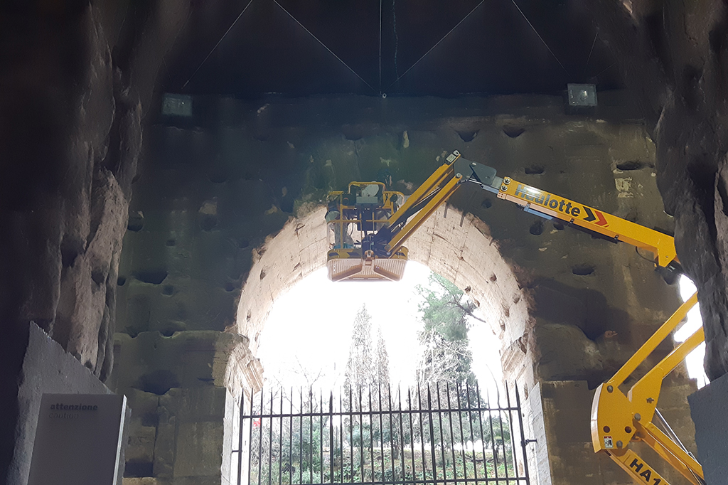 Seperti tampak pada awal Februari ini, sejumlah pekerja terlihat memasang jaring-jaring besi di bagian atap di bagian dasar bangunan. 